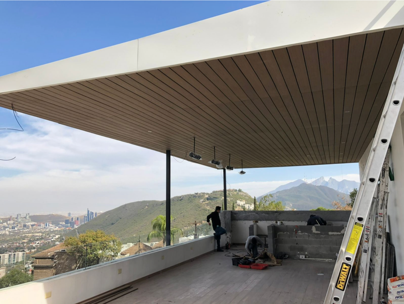 Residencia premium con acabados de concreto y estructura limpia.